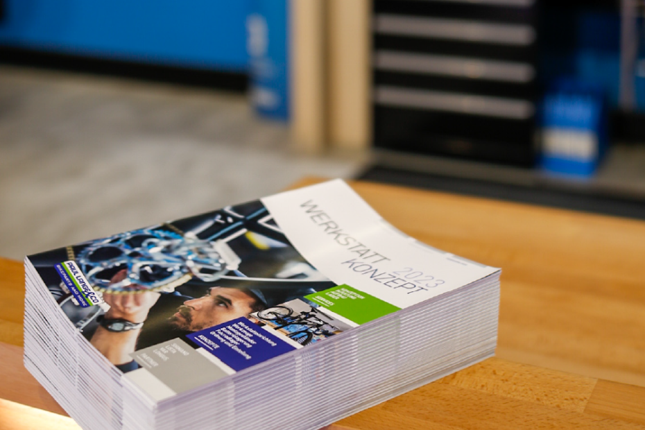 Paul Lange Messestand mit Katalog-Stapel auf Tresen